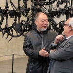 El artista internacional junto con el consejero Gonzalo Santonja