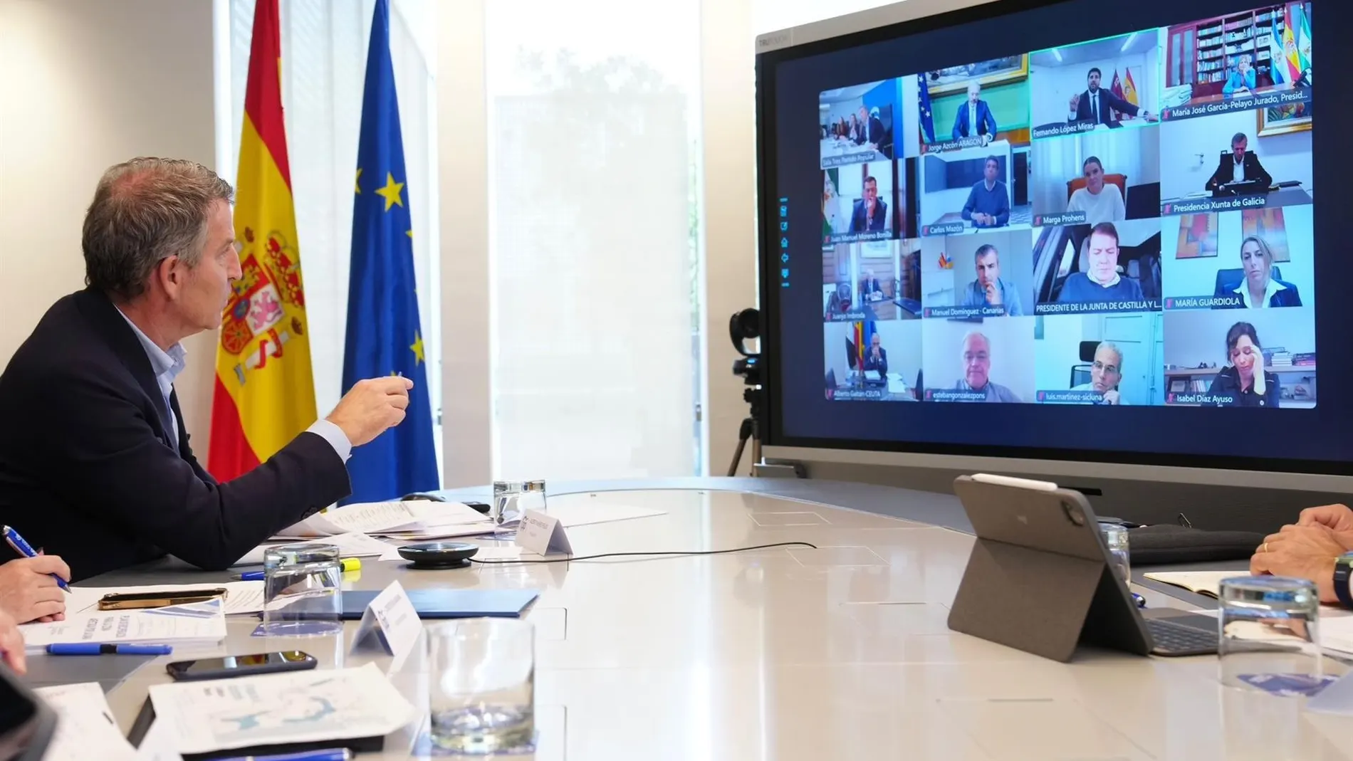 Feijóo dice ante sus 'barones' que Mazón se está volcando tras la DANA y Sánchez ha "dimitido de sus responsabilidades"
