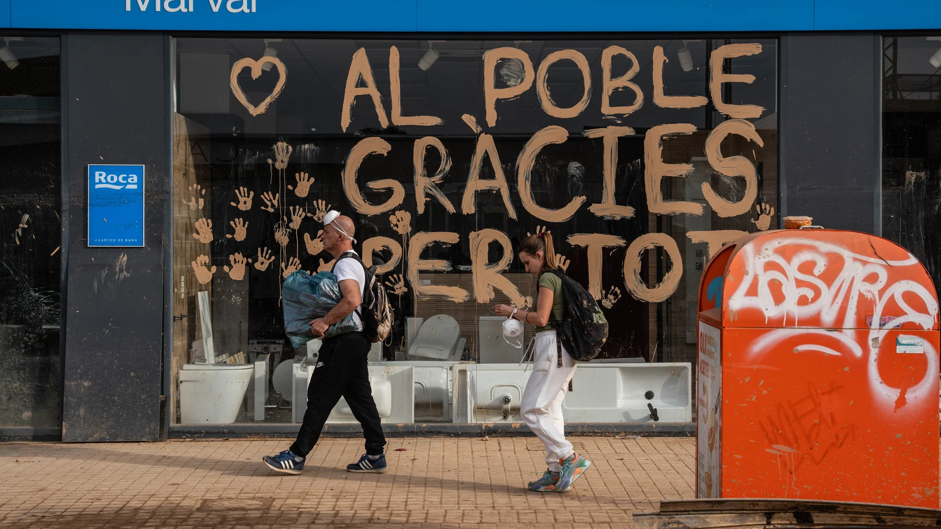Un escaparate en el que se lee 'Al poble gràcies per tot' en una de las zonas afectadas por la DANA, a 8 de noviembre de 2024, en Massanassa, Valencia, Comunidad Valenciana (España). Diez días después de la tragedia, los servicios de emergencia apuran hasta el límite la búsqueda de desaparecidos por la DANA en Valencia. El número de víctimas mortales se mantiene en 219 y los desaparecidos por el momento, son 78. Hoy, el Gobierno ha anunciado que el próximo Consejo de Ministros aprobará nuevas...