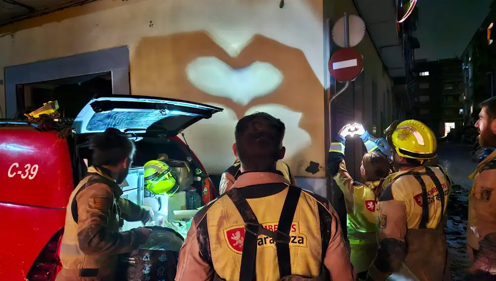 Los bomberos zaragozanos ayudan en Valencia a retirar casi 5.000 coches afectados en La Torre
