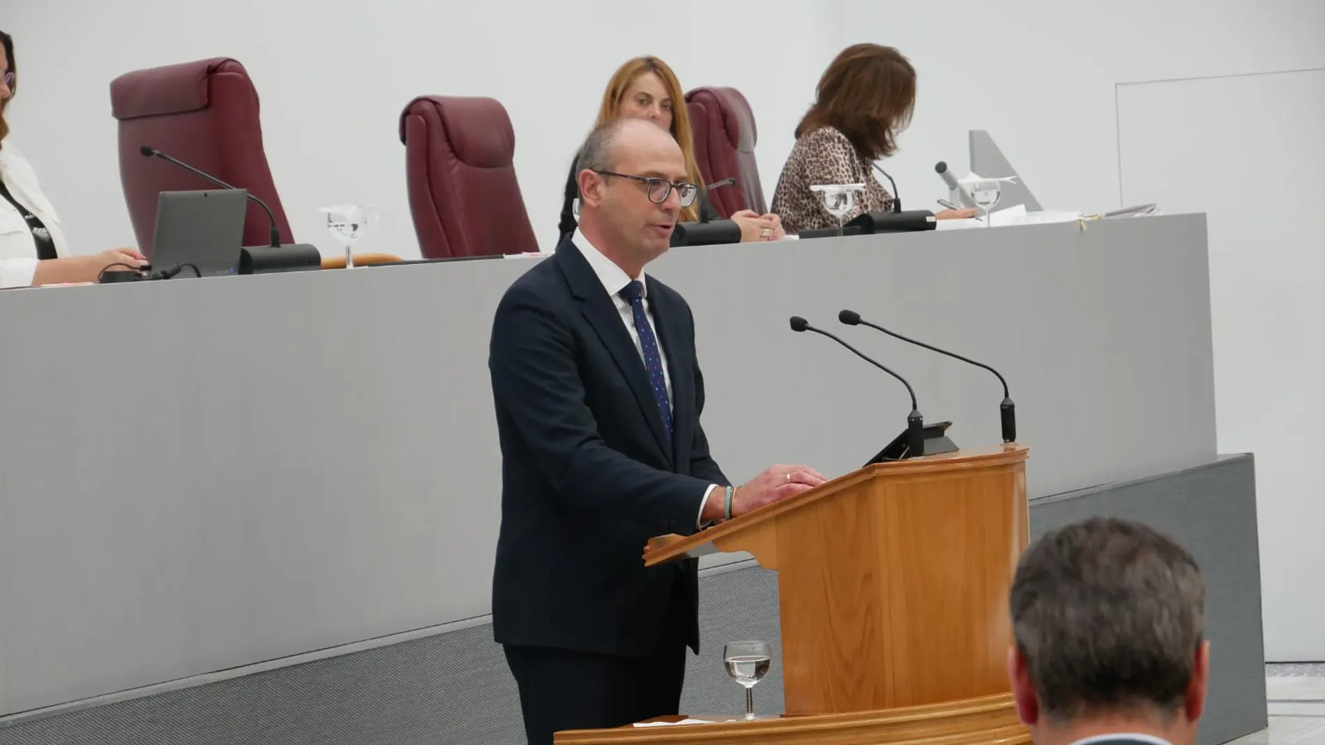 El consejero de Educación y Formación Profesional, Víctor Marín, comparece en el Pleno de la Asamblea Regional, a petición propia, para informar sobre el inicio de curso.
