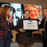 Benito Román recibe el cheque por 6.000 euros como ganador del Premio Nacional de Fotografía "Piedad Isla" de manos de Armisén y Valbuena