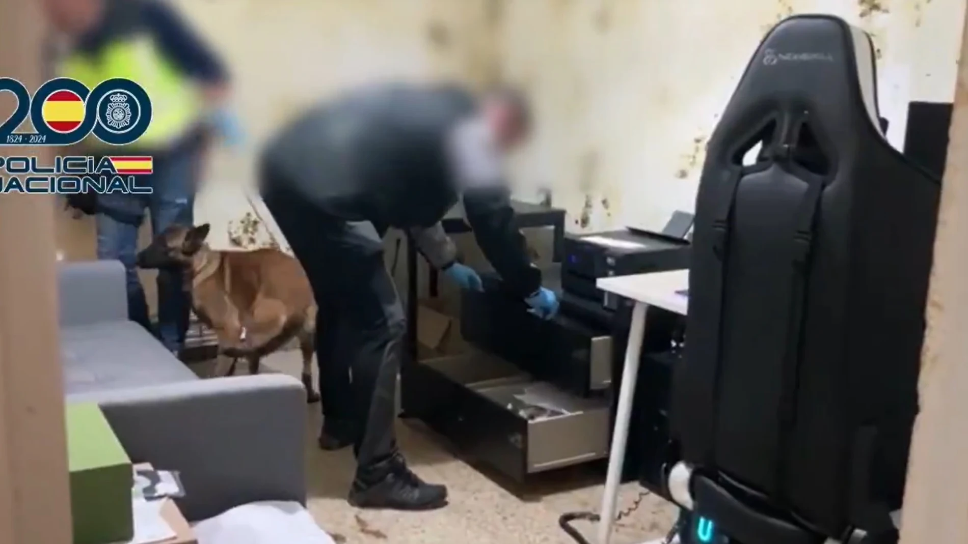 Dos agentes de la Policía Nacional durante uno de los registros para desmantelar una organización criminal asentada entre Terrassa y Sabadell dedicada presuntamente a estafas bancarias REMITIDA / HANDOUT por POLICÍA NACIONAL Fotografía remitida a medios de comunicación exclusivamente para ilustrar la noticia a la que hace referencia la imagen, y citando la procedencia de la imagen en la firma 08/11/2024