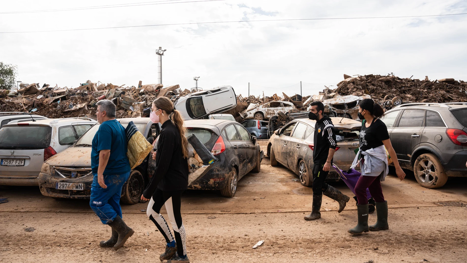 Varias personas en el campo de fútbol de Alfafar tras el paso de la DANA, 8 de noviembre de 2024, en Alfafar, Valencia, Comunidad Valenciana (España). Diez días después de la tragedia, los servicios de emergencia apuran hasta el límite la búsqueda de desaparecidos por la DANA en Valencia. El número de víctimas mortales se mantiene en 219 y los desaparecidos por el momento, son 78. Hoy, el Gobierno ha anunciado que el próximo Consejo de Ministros aprobará nuevas ayudas para los afectados de la...