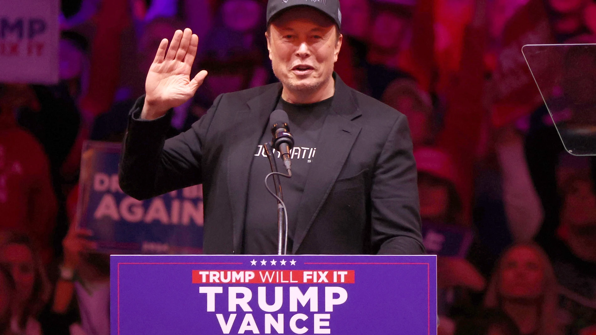 USA8685. NUEVA YORK (NY, EEUU), 08/11/2024.- Fotografía de archivo del 27 de octubre de 2024 donde aparece Elon Musk saludando al público durante un mitin celebrado en apoyo al expresidente estadounidense y candidato presidencial republicano Donald Trump, en el Madison Square Garden de Nueva York (EE.UU.). Elon Musk, el hombre más rico del mundo, se dispone a recoger los frutos de su alianza con el futuro presidente Donald Trump, entre ellos ejercer influencia en el Gobierno federal más allá ...