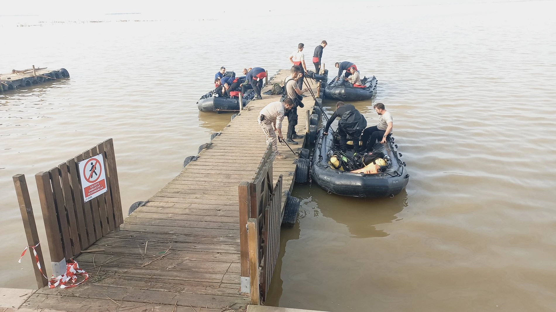Buzos de la Armada de Cartagena rastrean la Albufera en búsqueda de cadáveres