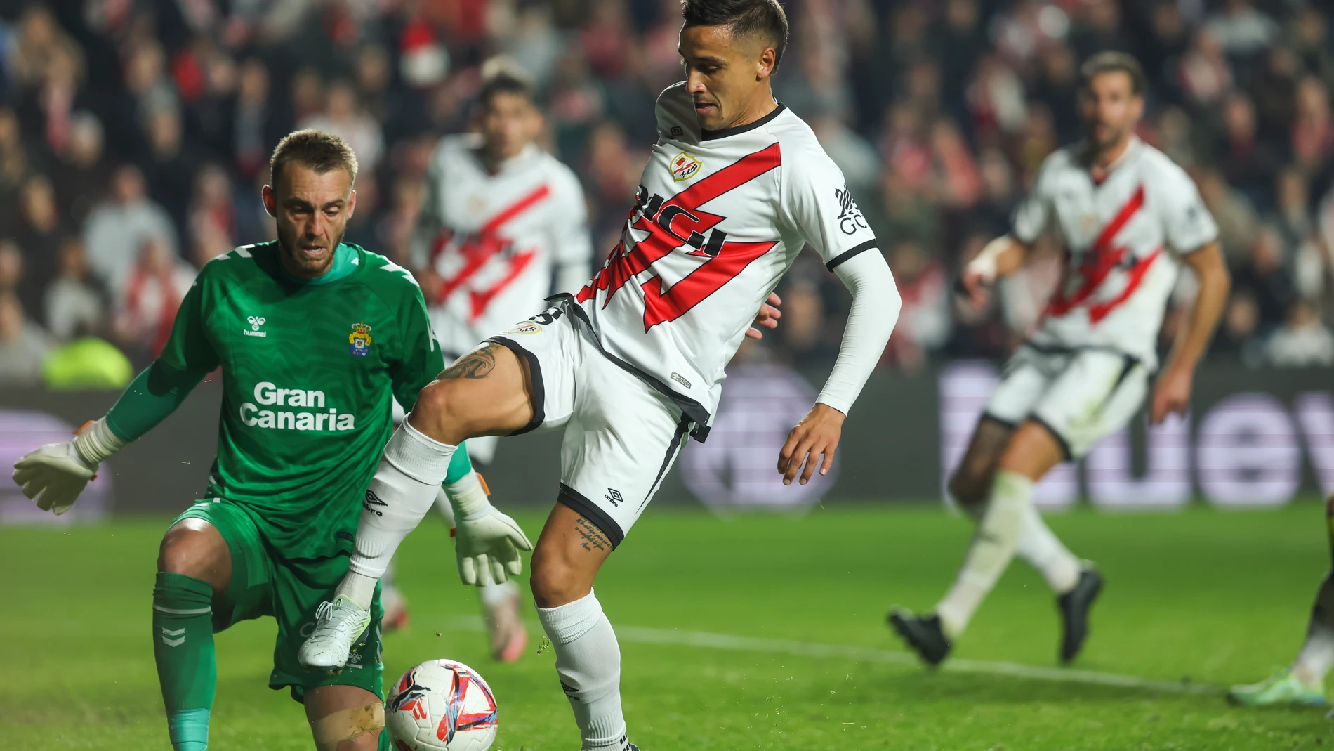 MADRID, 08/11/2024.- El medio centro del Rayo Óscar Trejo (c) durante el partido de LaLiga que Rayo Vallecano y UD Las Palmas disputan este viernes en el Nuevo Estadio de Vallecas. EFE/Kiko Huesca