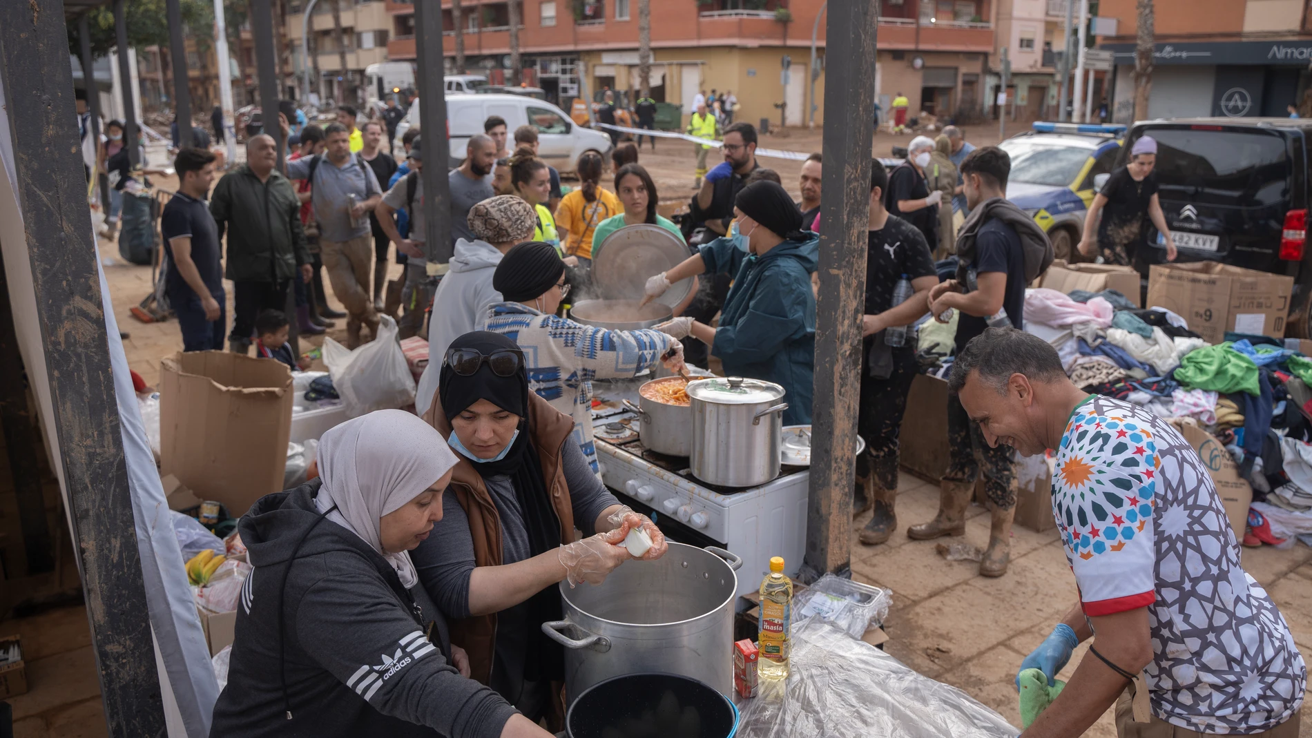 Reparto de comida en una de las zonas afectadas por la DANA, a 8 de noviembre de 2024, en Catarroja, Valencia, Comunidad Valenciana (España). Diez días después de la tragedia, los servicios de emergencia apuran hasta el límite la búsqueda de desaparecidos por la DANA en Valencia. El número de víctimas mortales se mantiene en 219 y los desaparecidos por el momento, son 78. Hoy, el Gobierno ha anunciado que el próximo Consejo de Ministros aprobará nuevas ayudas para los afectados de la DANA, qu...