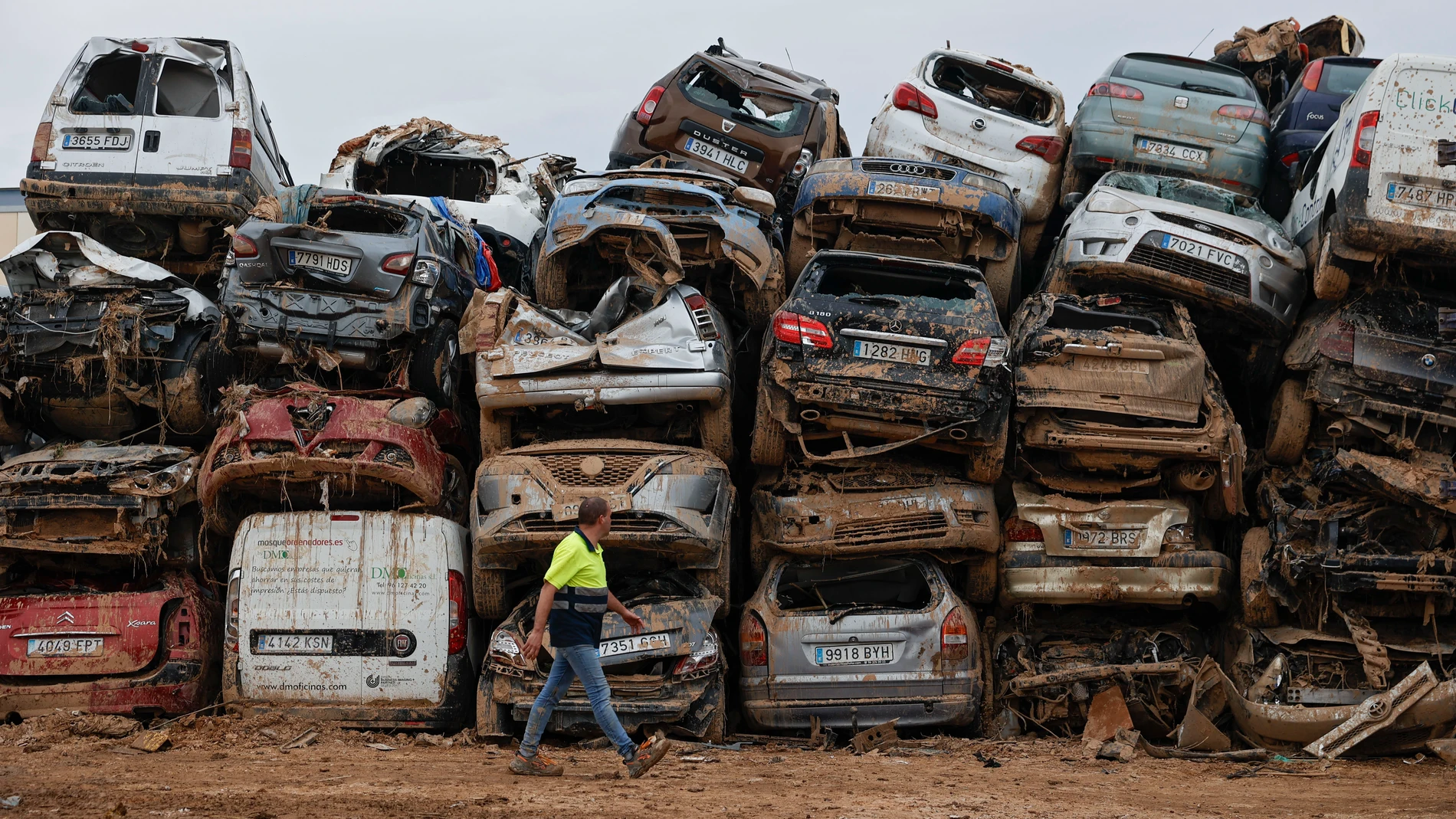 PAIPORTA (VALENCIA), 08/11/2024.- Varios coches, que fueron arrastrados por el agua tras el paso de la dana, almacenados en un descampado en Paiporta este viernes. La Unidad Militar de Emergencias (UME) sitúa en los municipios valencianos de Paiporta, Chiva, Catarroja y Massanassa la situación "más crítica" por la dana y que está requiriendo un mayor número de actuaciones por parte de las fuerzas armadas que trabajan en casi 600 misiones diferentes en 72 localidades. EFE/ Biel Aliño