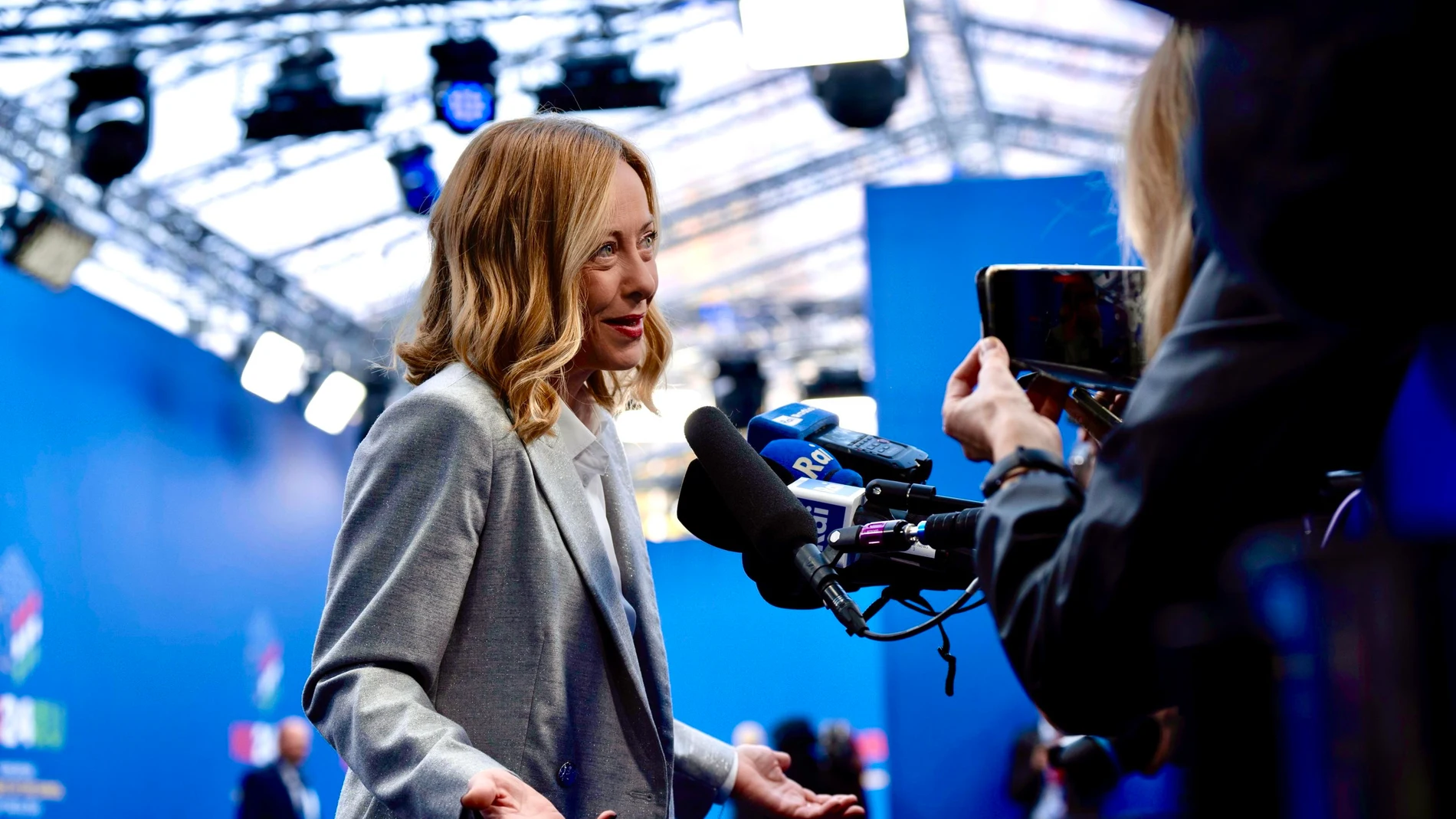 Budapest (Hungary), 08/11/2024.- A handout photo made available by the Chigi Palace press office shows Italian Prime Minister Giorgia Meloni (L) speaking to the media during an informal summit of the European Council at the Puskas Arena in Budapest, Hungary, 08 November 2024. The informal meeting takes place following the fifth European Political Community summit. Hungary is holding the presidency of the European Council until 31 December. (Hungría) EFE/EPA/FILIPPO ATTILI /PALAZZO CHIGI HANDO...