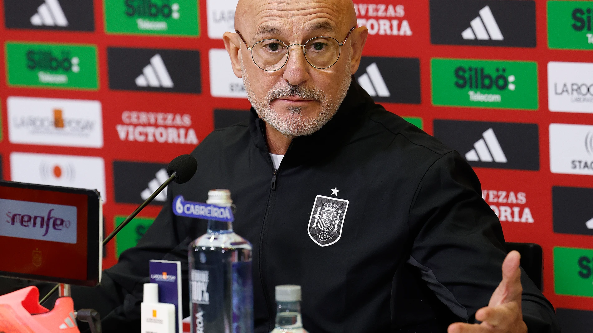 LAS ROZAS (C.A. DE MADRID), 08/11/2024.- Luis de la Fuente, seleccionador nacional, durante la rueda de prensa ofrecida este viernes en la Ciudad del Fútbol de Las Rozas (Madrid) para anunciar la lista de convocados para los partidos de la Liga de Naciones contra Dinamarca, el 15 de noviembre en Copenhague; y Suiza, tres días más tarde en Santa Cruz de Tenerife. EFE/J.P. Gandul