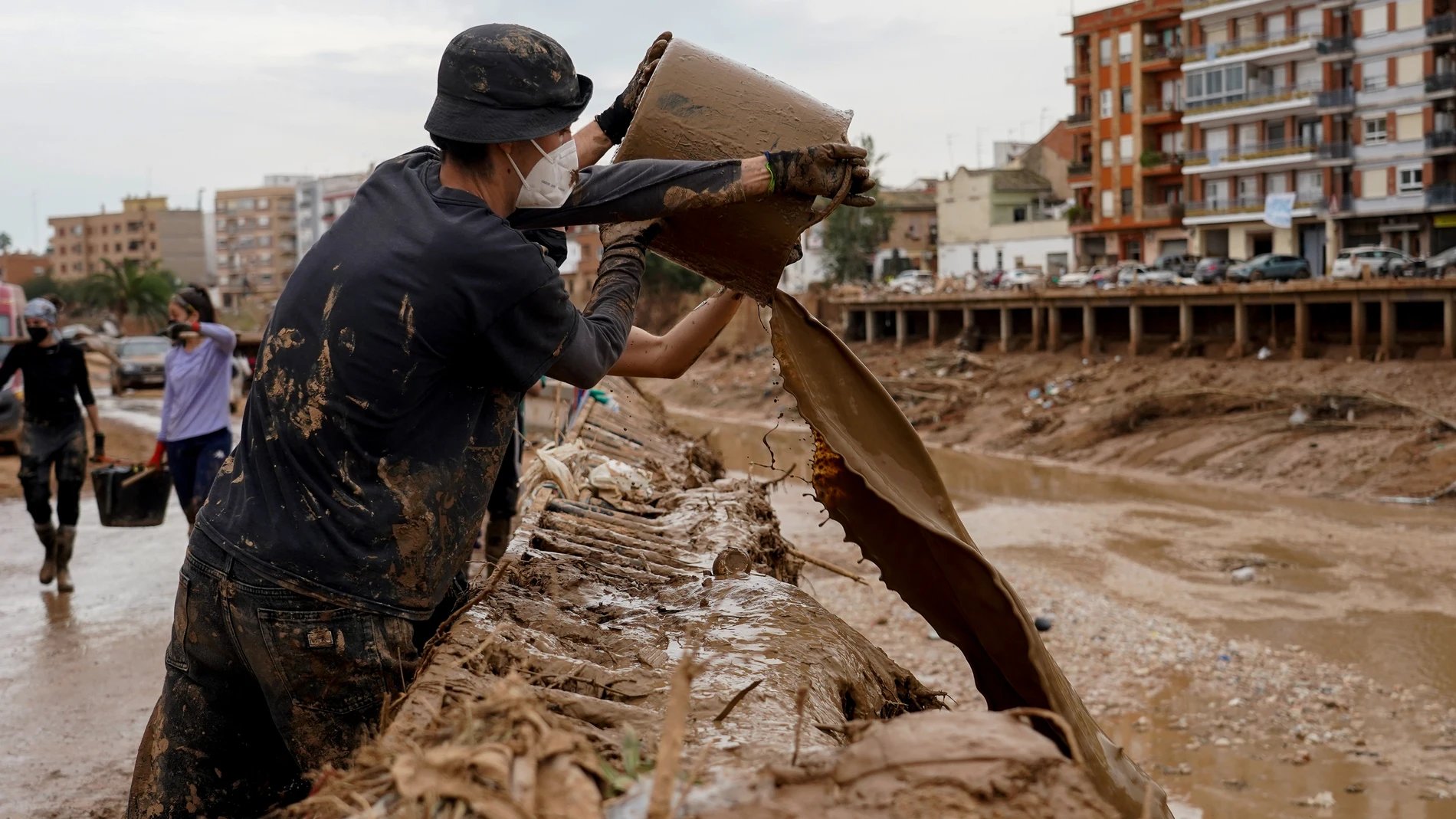 Varias personas colaboran en la limpieza de Paiporta, a 8 de noviembre de 2024, en Valencia, Comunidad Valenciana (España). Diez días después de la tragedia, los servicios de emergencia apuran hasta el límite la búsqueda de desaparecidos por la DANA en Valencia. El número de víctimas mortales se mantiene en 219 y los desaparecidos por el momento, son 78. Hoy, el Gobierno ha anunciado que el próximo Consejo de Ministros aprobará nuevas ayudas para los afectados de la DANA, que se van a poder d...
