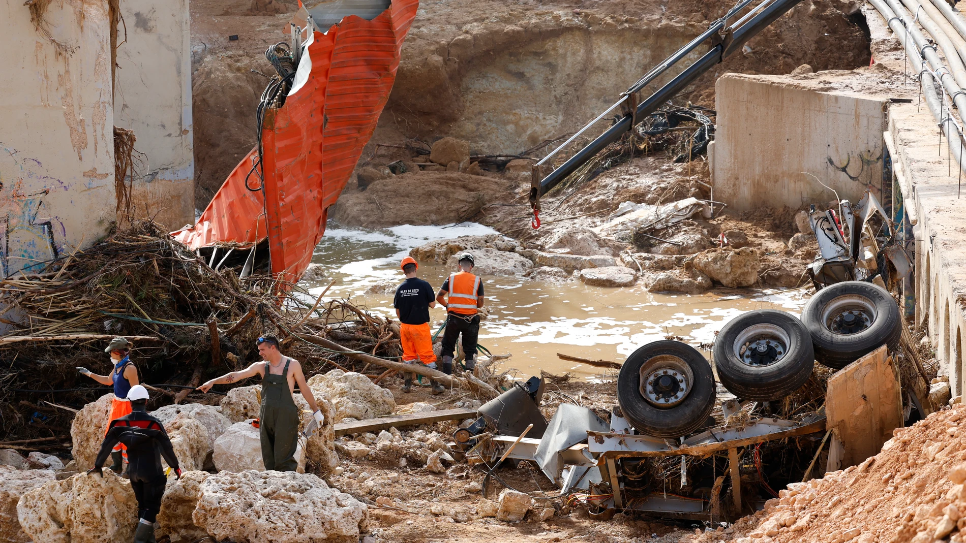 TORRENT (VALENCIA), 08/11/2024.- Voluntarios trabajan en el pantano de Torrent (Valencia), este viernes. Diez días después de la tragedia, los servicios de emergencia apuran hasta el límite la búsqueda de desaparecidos por la dana en Vàlencia, mientras, en medio de un cruce político de acusaciones entre administraciones por la gestión de la crisis, los miles de damnificados evalúan los daños y su vida sigue condicionada por los problemas de movilidad, el cese de la actividad económica en la z...