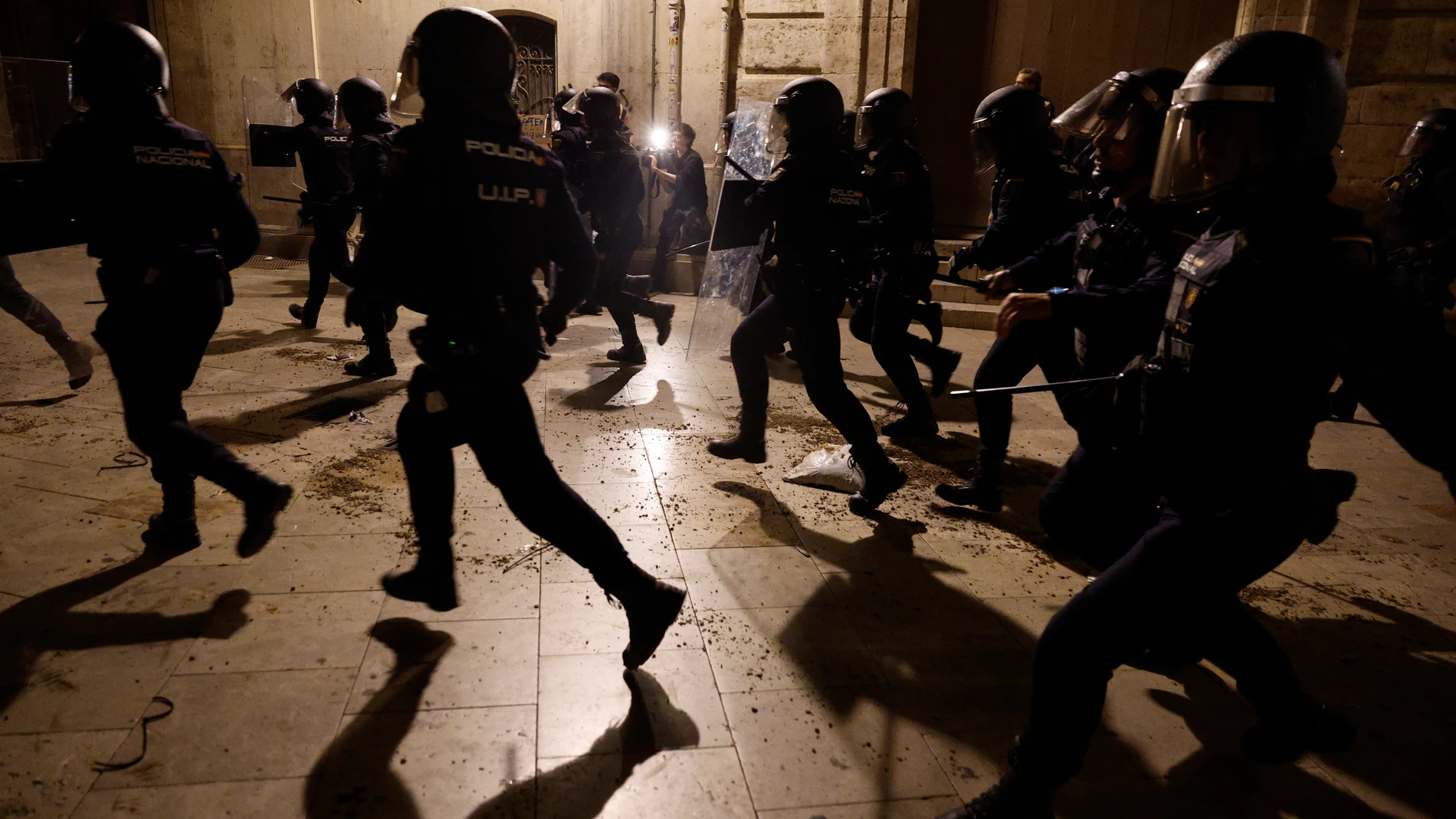 VALENCIA, 09/11/2024.- La policía carga tras la manifestación celebrada este sábado en la que cerca de 40 organizaciones sociales, cívicas y sindicatos de izquierda de la Comunitat Valenciana han protestado por la gestión de la dana y con el lema "Mazón dimisión", en alusión al president de la Generalitat. EFE/Kai Forsterling