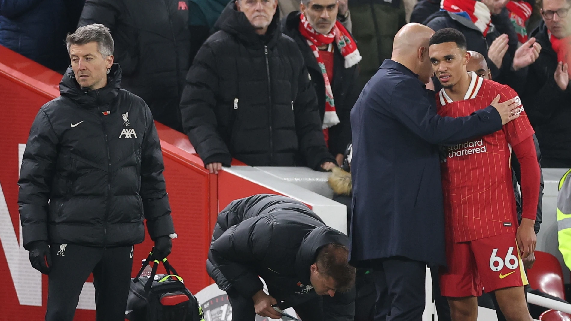 Liverpool (United Kingdom), 09/11/2024.- Liverpool's manager Arne Slot talks with Trent Alexander-Arnold during the English Premier League match between Liverpool FC and Aston Villa FC, in Liverpool, Britain, 09 November 2024. (Reino Unido) EFE/EPA/ADAM VAUGHAN EDITORIAL USE ONLY. No use with unauthorized audio, video, data, fixture lists, club/league logos, 'live' services or NFTs. Online in-match use limited to 120 images, no video emulation. No use in betting, games or single club/league/p...