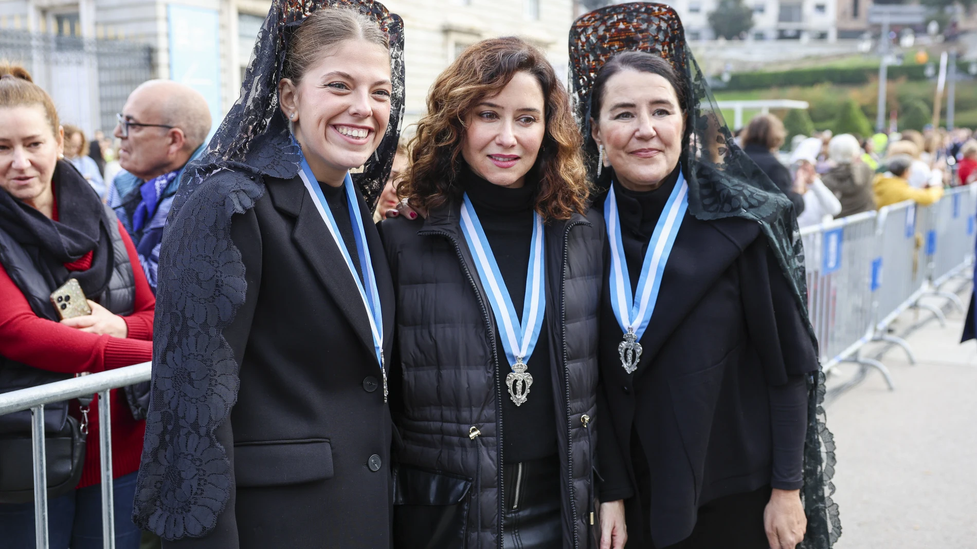 Ayuso con look de invierno en la misa por el día de la Almudena.