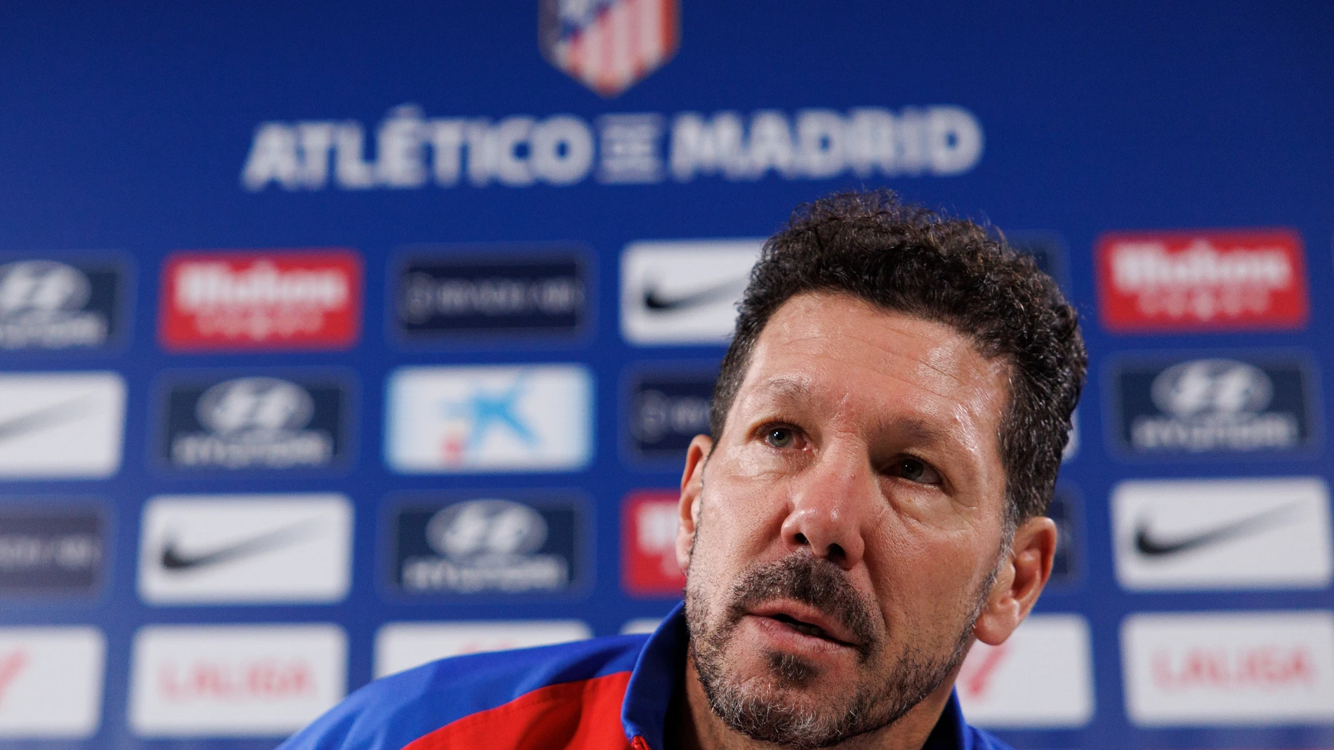 MAJADAHONDA, 09/11/2024.-El entrenador argentino del Atlético de Madrid Diego Simeone, durante la rueda de prensa tras el entrenamiento previo al partido de LaLiga que disputará mañana contra el RCD Mallorca, este sábado en Majadahonda, Madrid. EFE/Sergio Pérez