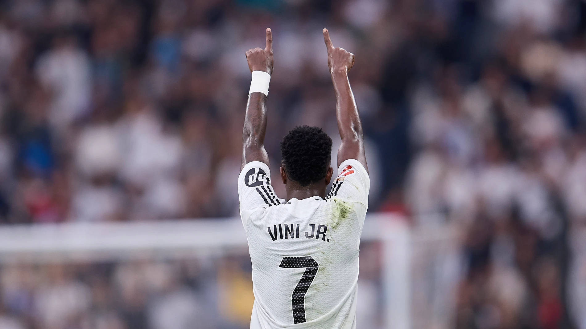 Vinicius celebra uno de sus goles con el Bernabéu