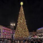Un nuevo abeto luminoso de casi 37 metros dará la bienvenida a la Navidad desde la Puerta del Sol de Madrid