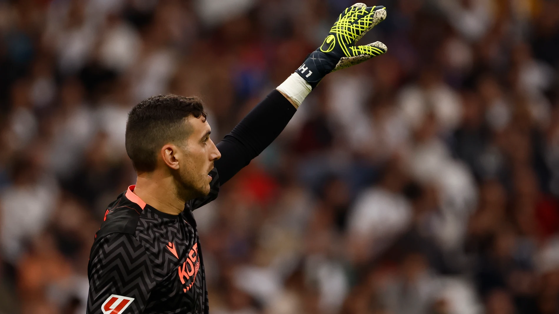 MADRID, 09/11/2024.- El portero de Osasuna Sergio Herrera durante el partido de la jornada 13 de LaLiga entre Real Madrid y Osasuna, este sábado en el estadio Santiago Bernabéu en Madrid.-EFE/ Daniel González