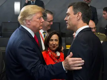 GRAF8210. BRUSELAS, 11/07/2018.- El jefe del Gobierno español, Pedro Sánchez, y el presidente de Estados Unidos, Donald Trump, se saludaron hoy por vez primera al coincidir ambos al inicio de la primera sesión de la cumbre de la OTAN. Sánchez y Trump habían participado en la foto de familia de los líderes asistentes a la cumbre en Bruselas pero no tuvieron ocasión de saludarse en ese momento. El jefe del Gobierno español, Pedro Sánchez, y el presidente de Estados Unidos, Donald Trump, se saludaron en 2018 en su primer encuentro