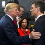 GRAF8210. BRUSELAS, 11/07/2018.- El jefe del Gobierno español, Pedro Sánchez, y el presidente de Estados Unidos, Donald Trump, se saludaron hoy por vez primera al coincidir ambos al inicio de la primera sesión de la cumbre de la OTAN. Sánchez y Trump habían participado en la foto de familia de los líderes asistentes a la cumbre en Bruselas pero no tuvieron ocasión de saludarse en ese momento.