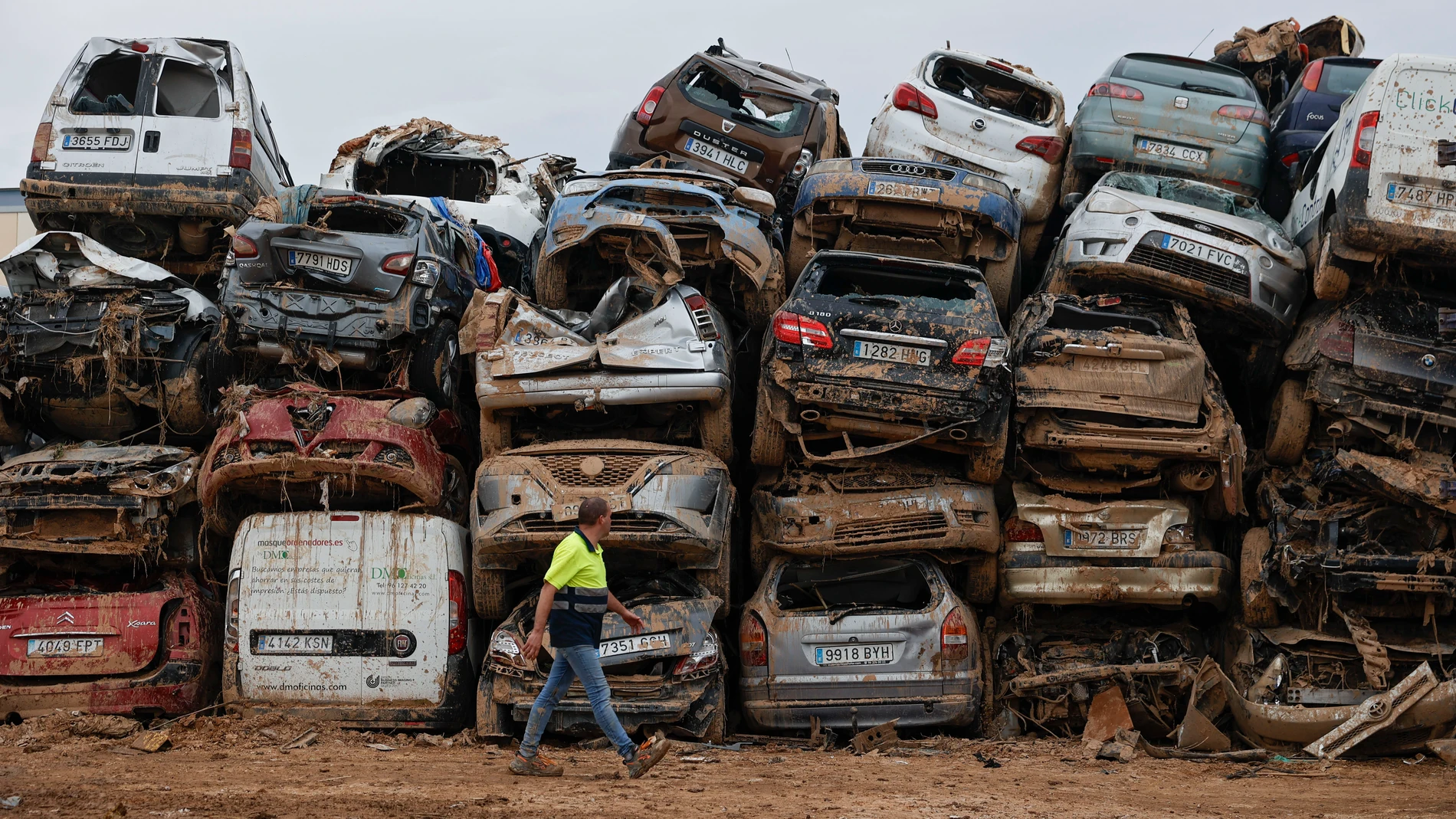 -FOTODELDÍA- PAIPORTA (VALENCIA), 08/11/2024.- Varios coches, que fueron arrastrados por el agua tras el paso de la dana, almacenados en un descampado en Paiporta este viernes. La Unidad Militar de Emergencias (UME) sitúa en los municipios valencianos de Paiporta, Chiva, Catarroja y Massanassa la situación "más crítica" por la dana y que está requiriendo un mayor número de actuaciones por parte de las fuerzas armadas que trabajan en casi 600 misiones diferentes en 72 localidades. EFE/ Biel Al...