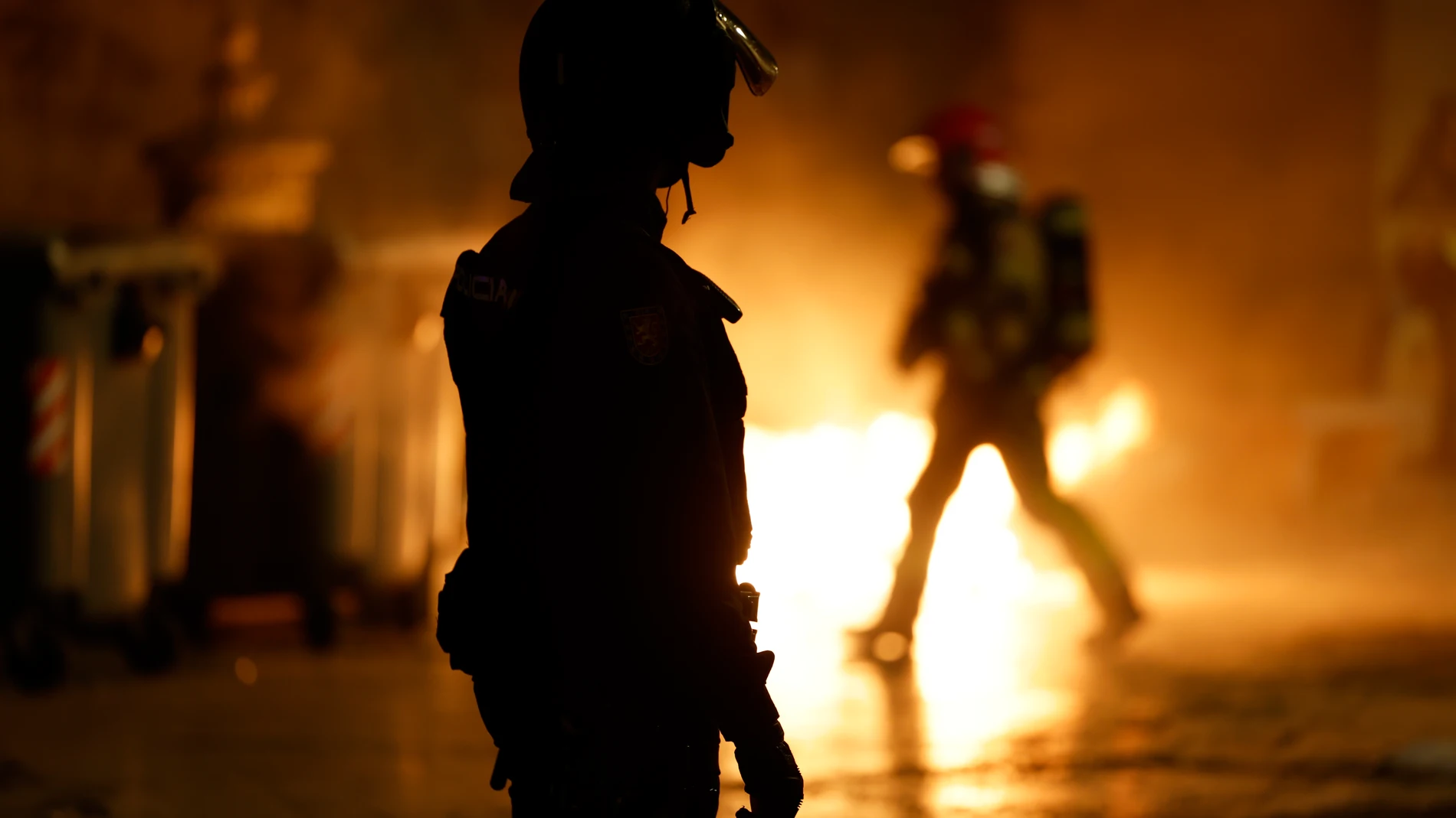 VALENCIA, 09/11/2024.- Un agente de la policía Nacional en la plaza de Virgen, en Valencia, tras la manifestación en la que cerca de 40 organizaciones sociales, cívicas y sindicatos de izquierda de la Comunitat Valenciana han marchado este sábado en protesta por la gestión de la dana y con el lema "Mazón dimisión", en alusión al president de la Generalitat. EFE/Jorge Zapata