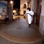 Valencia inicia el trabajo preventivo de baldeo con desinfectante en Castellar-Oliveral tras la DANA