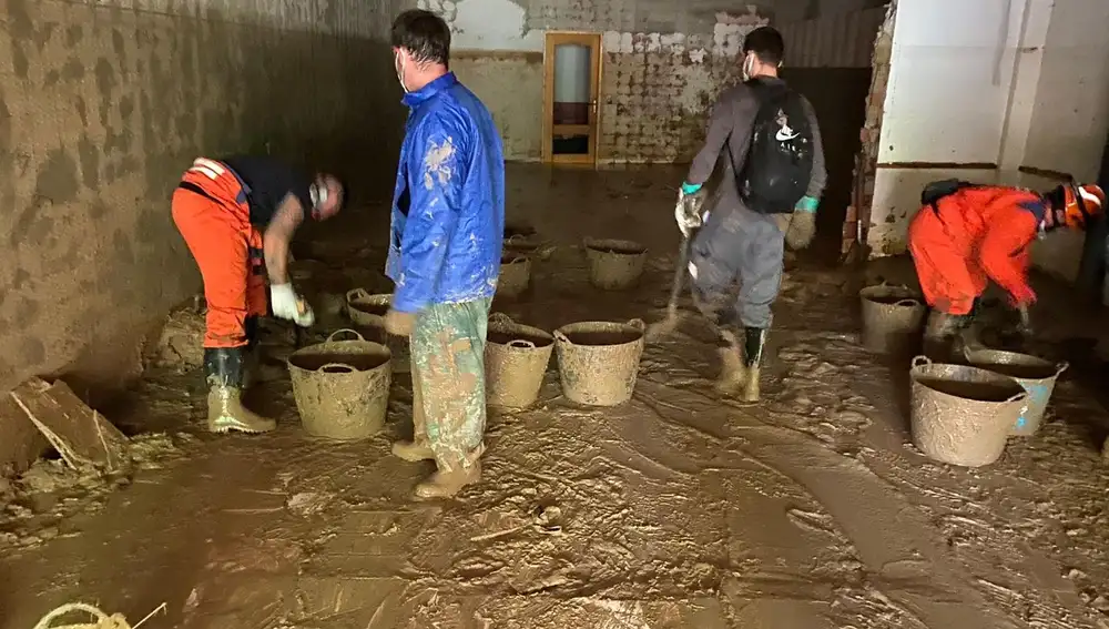 Voluntarios de Protección Civil de Lorca trabajan en las calles de Paiporta