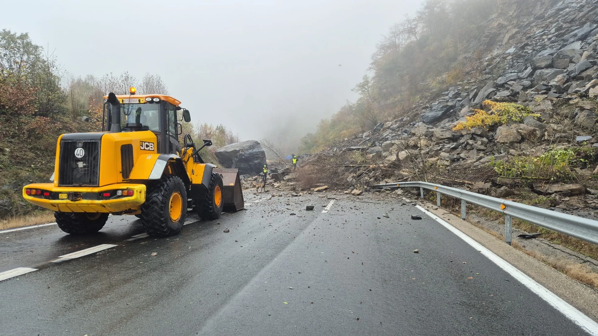 Un desprendimiento de tierra obliga a cortar la AP-66 entre Asturias y León