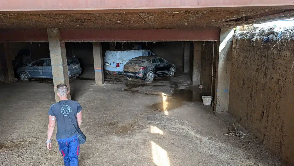 Juanvi busca la furgoneta de su padre, que está impracticable en el garaje que quedó cubierto de agua durante cuatro días