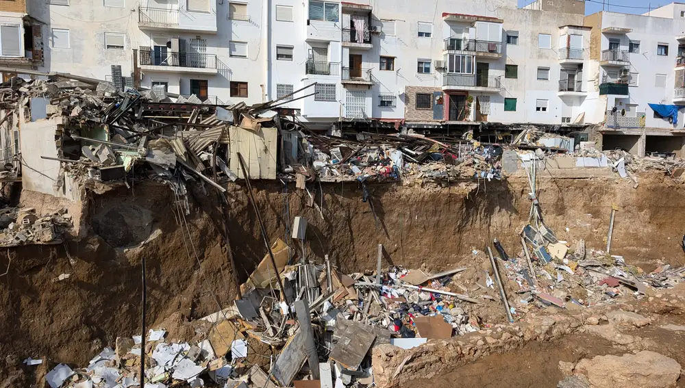 "La riada de la DANA fue como un tsunami pero al revés, de la montaña al mar", relata Juanvi Enguídanos, que vio venir una ola de tres metros desde su balcón.