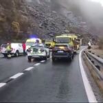 Un desprendimiento de tierra obliga a cortar la autopista del Huerna en ambos sentidos