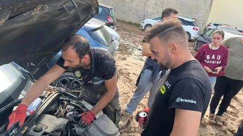 Los mecánicos zamoranos arreglando coches en Zamora