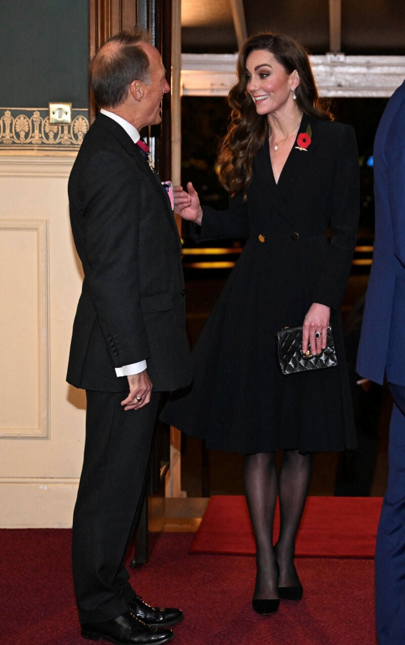 Detalle total black look de Kate Middleton.