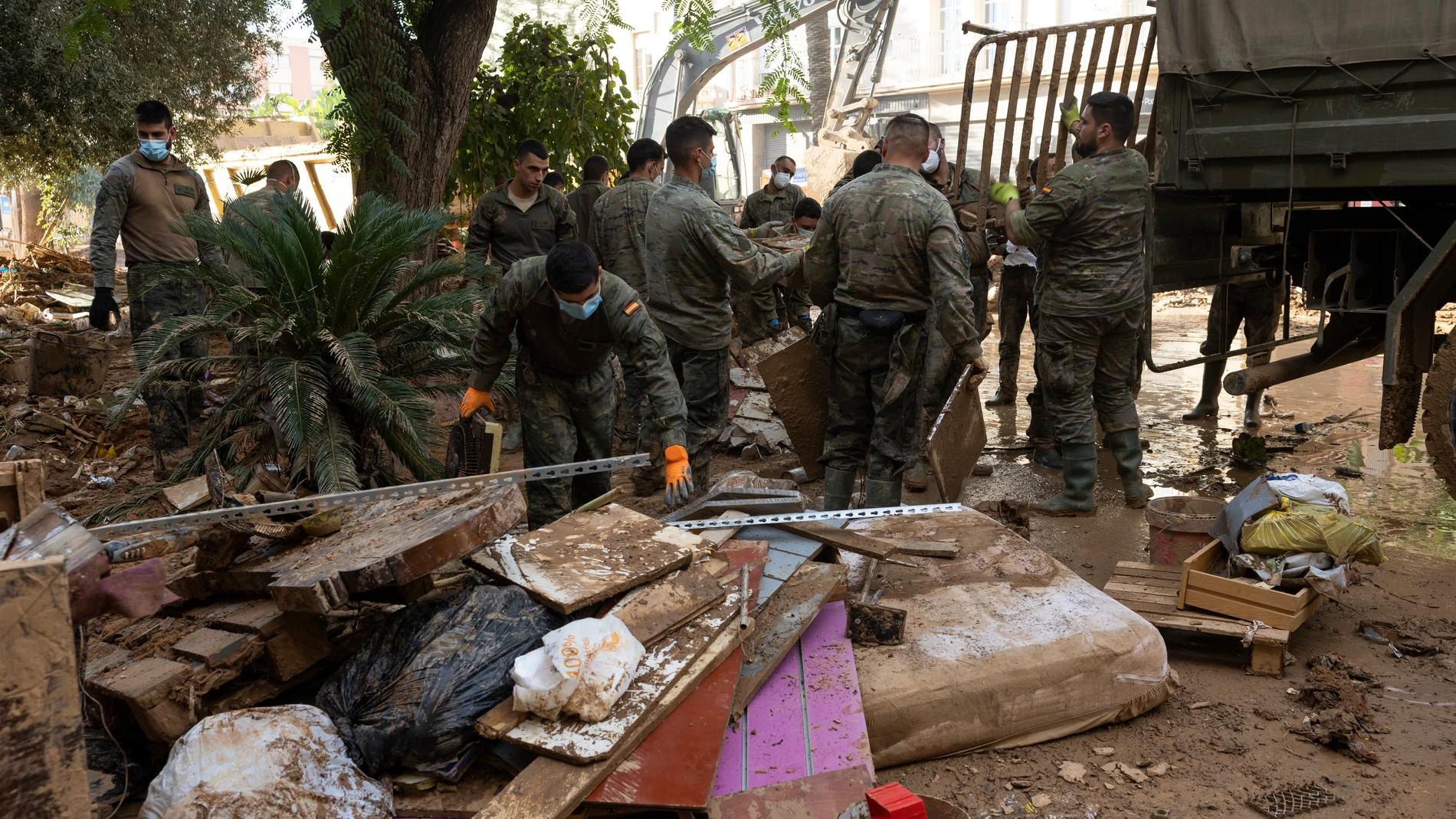 PAIPORTA (VALENCIA), 10/11/2024.- Militares trabajan este domingo en labores de limpieza en Paiporta, una de las poblaciones más afectadas por el paso de la dana. EFE/ Jorge Zapata