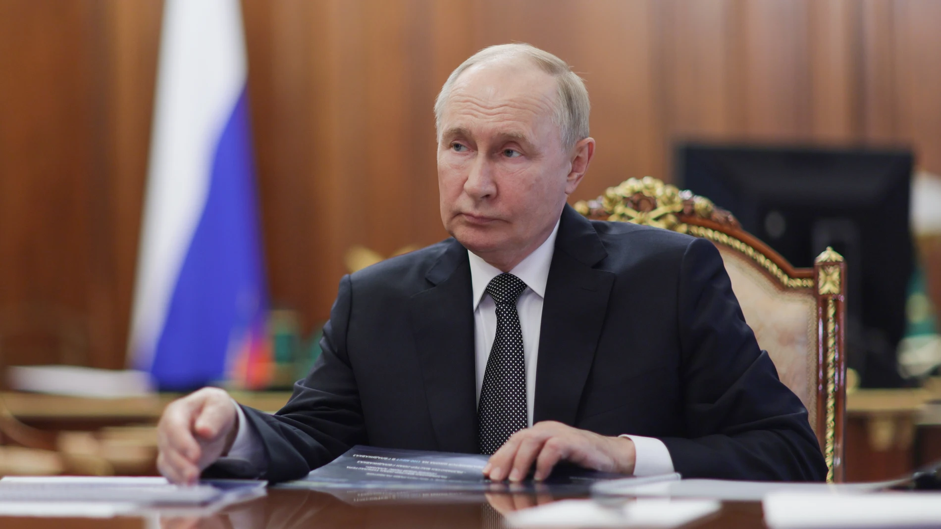 Moscow (Russian Federation), 10/11/2024.- Russian President Vladimir Putin meets with Head of the Republic of North Ossetia-Alania Sergei Menyailo at the Kremlin in Moscow, Russia, 11 November 2024. (Rusia, Moscú) EFE/EPA/VYACHESLAV PROKOFYEV/SPUTNIK/KREMLIN POOL MANDATORY CREDIT