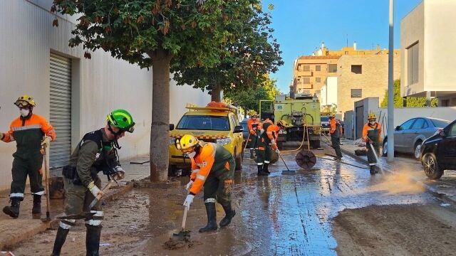 Temporal.- El contingente de ayuda de la Comunidad en Valencia trabaja este lunes en retirar escombros y limpiar barro