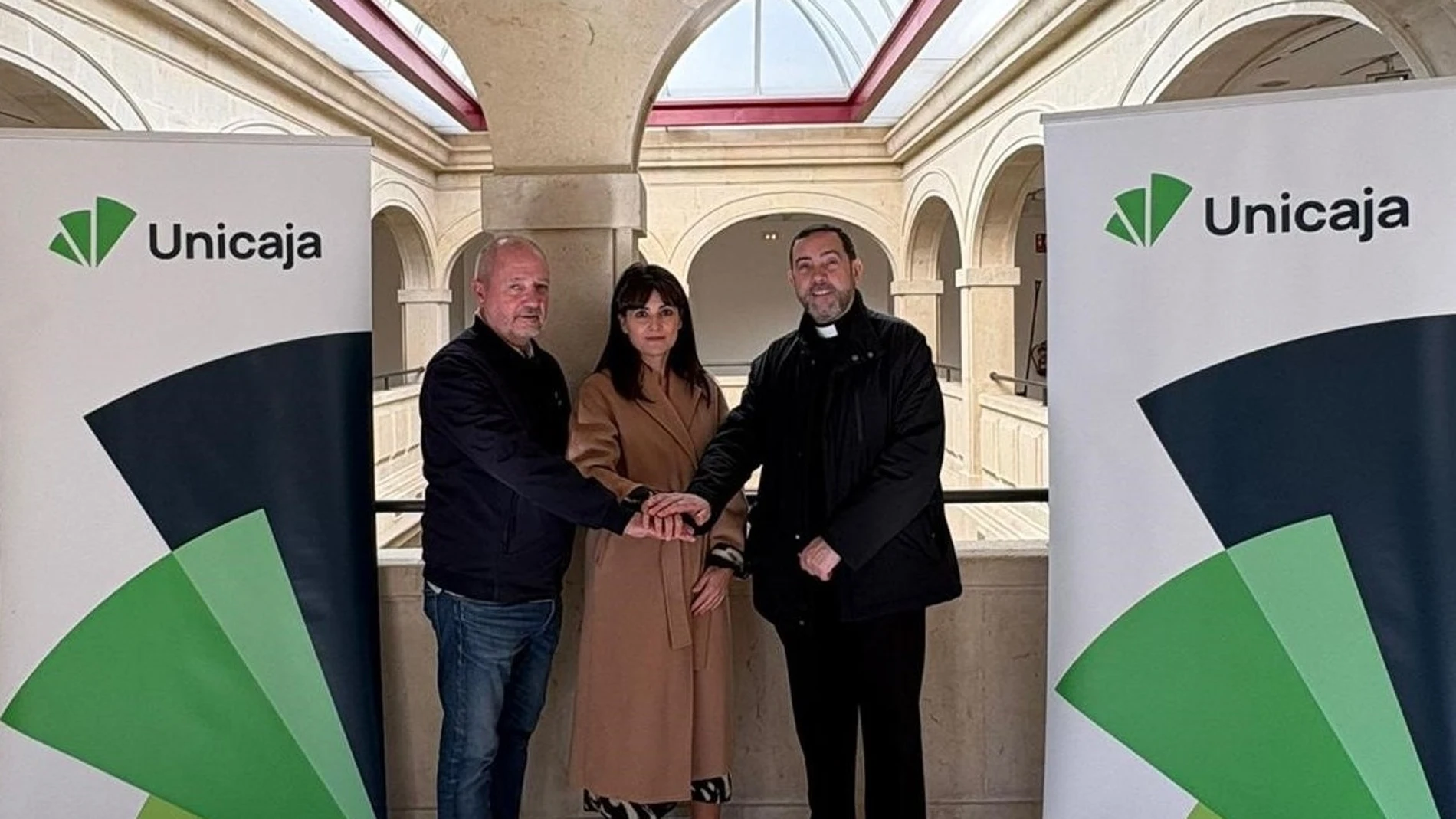 Ignacio Tejera Montaño, Marga Serna y el párroco de la Cofradía, Manuel Fláker tras el acuerdo