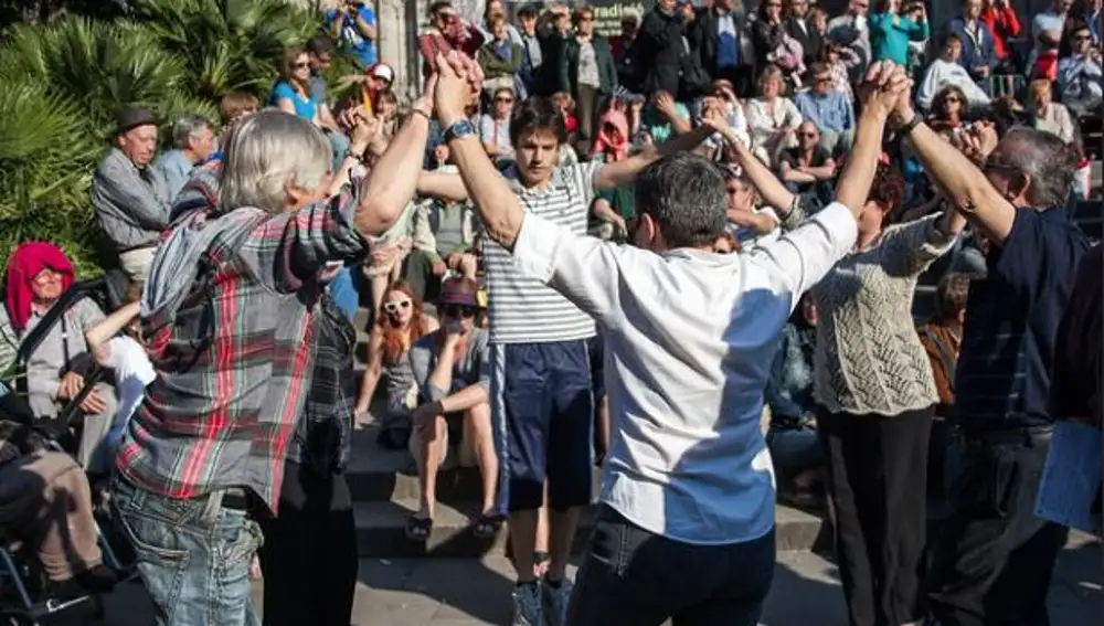 Varias personas bailan la sardana