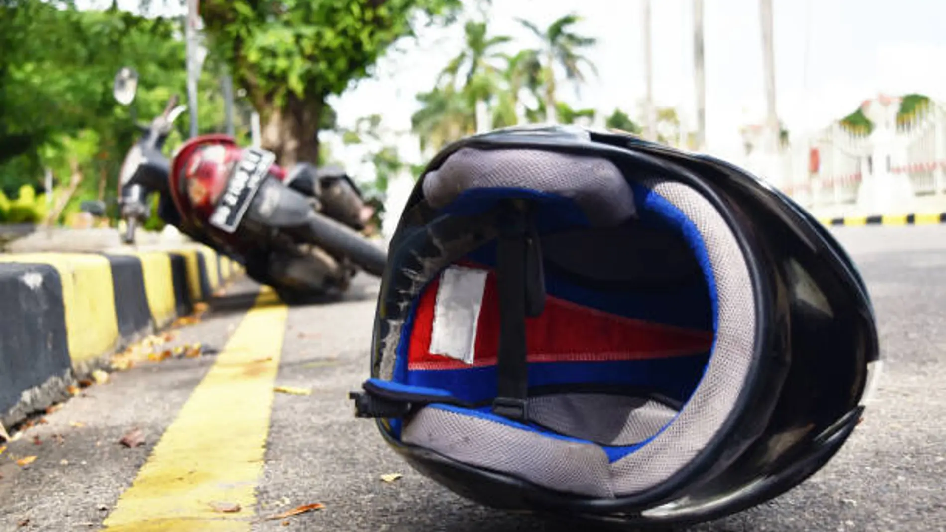 Casco de moto en el suelo