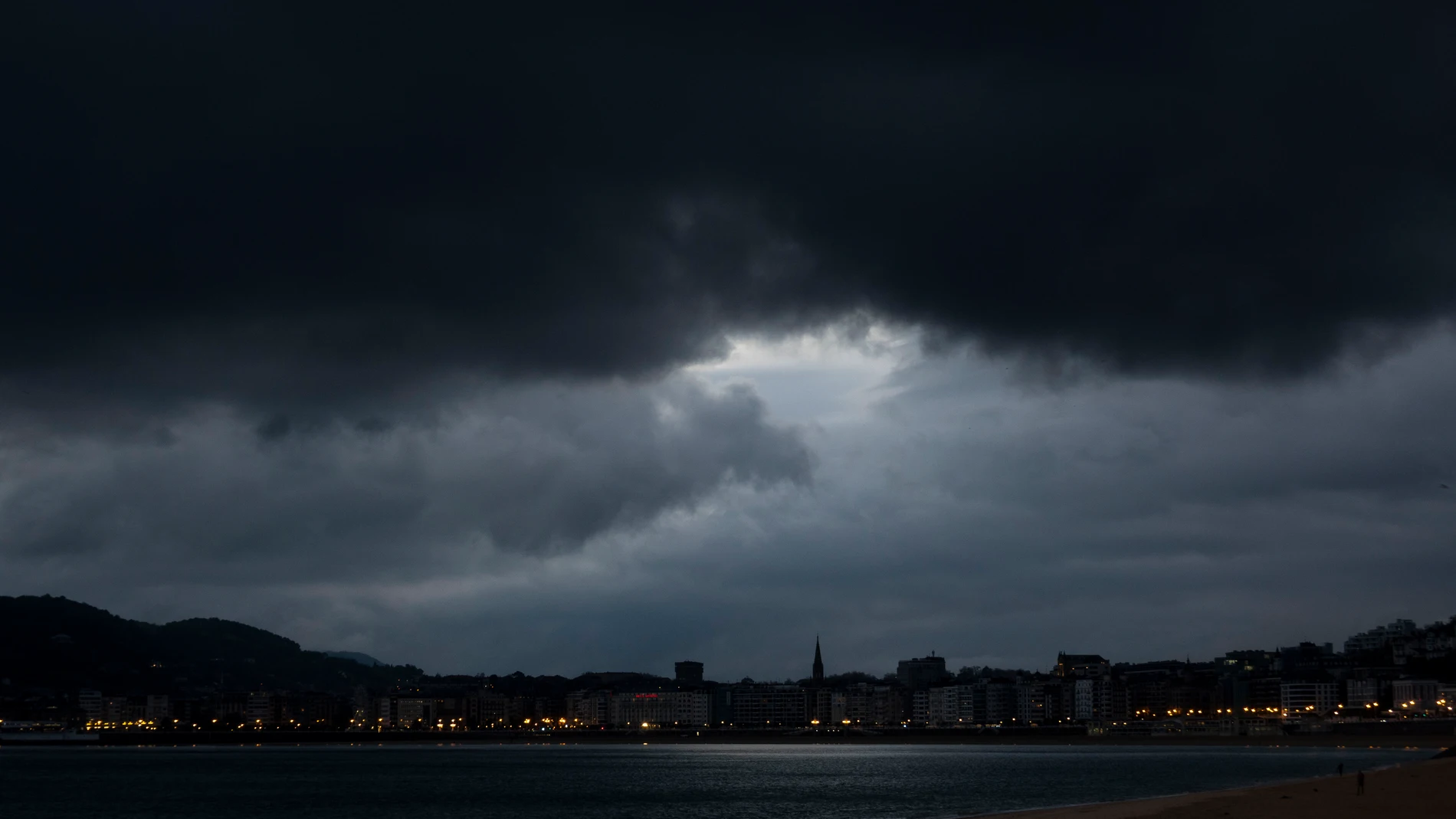 Vista del amanecer este lunes en San Sebastián