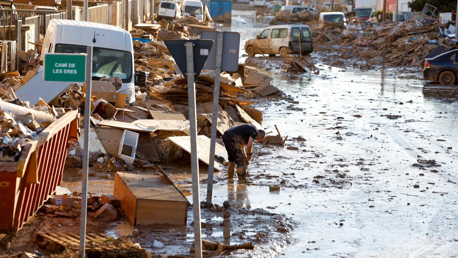 CATARROJA (VALENCIA), 11/11/2024.- Una persona trabaja en el polígono de Catarroja, este lunes. La última actualización de datos oficiales sobre los efectos de la dana y las devastadoras inundaciones del pasado 29 de octubre ha elevado a 222 el número de víctimas mortales confirmadas en toda España, y ha situado en 36.803 el número de personas que han sido rescatadas, 82 de ellas en las últimas horas. EFE/Jorge Zapata