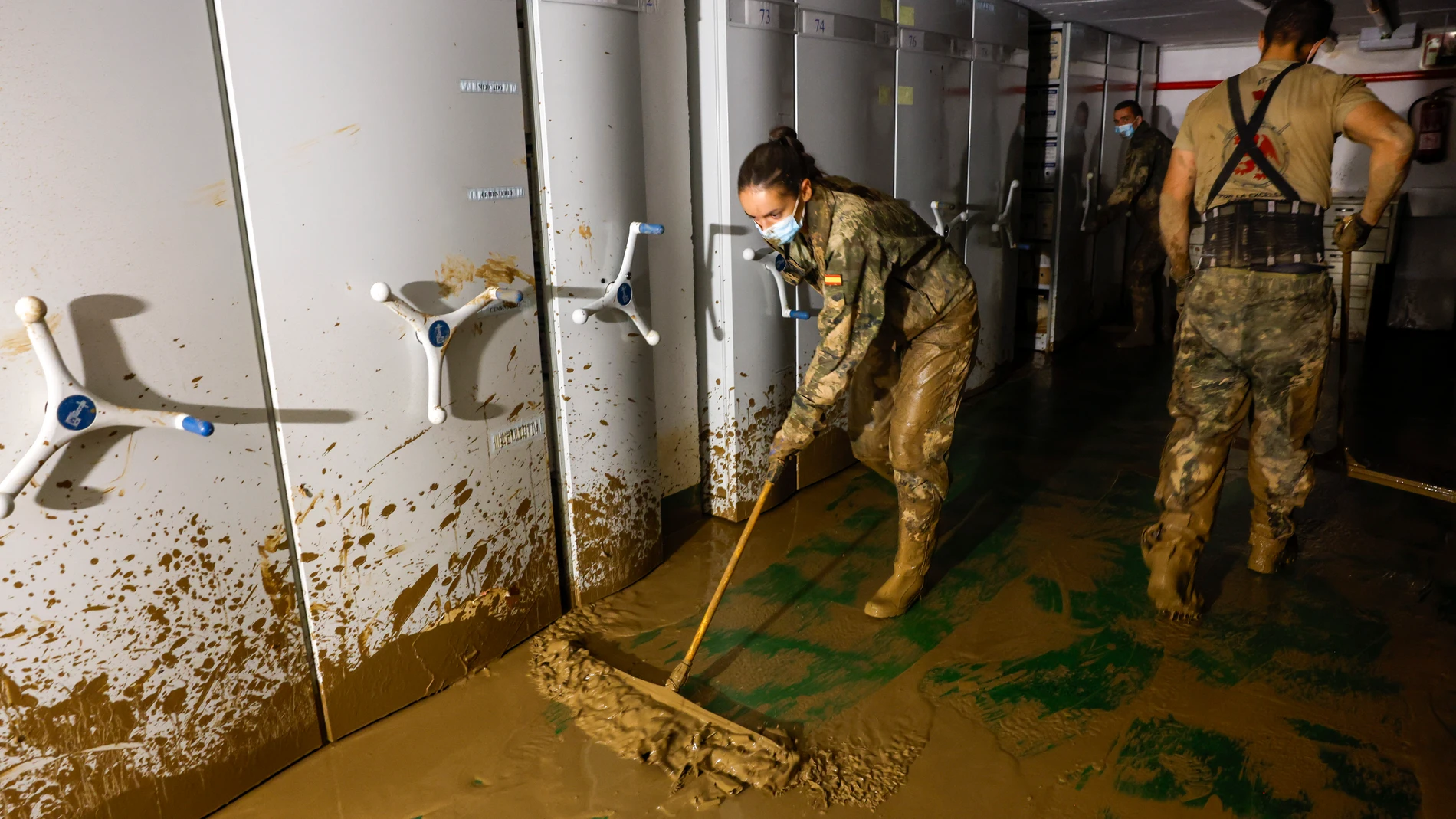 CATARROJA (VALENCIA), 11/11/2024.- Miembros del Ejército de Tierra trabajan en el archivo del Ayuntamiento de Catarroja este lunes. La última actualización de datos oficiales sobre los efectos de la dana y las devastadoras inundaciones del pasado 29 de octubre ha elevado a 222 el número de víctimas mortales confirmadas en toda España, y ha situado en 36.803 el número de personas que han sido rescatadas, 82 de ellas en las últimas horas. EFE/Jorge Zapata