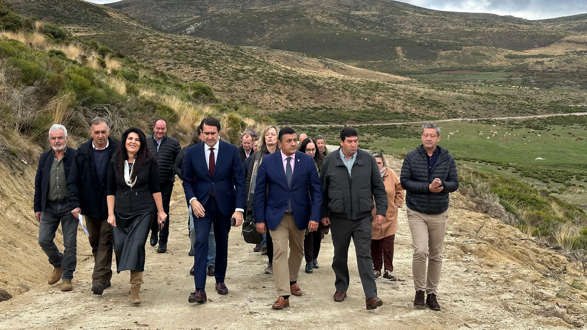 Suárez-Quiñones visita la Reserva Regional de Caza de Gredos junto a María Ángeles Prieto y Carlos García yu na quincena más de alcaldes de la zona
