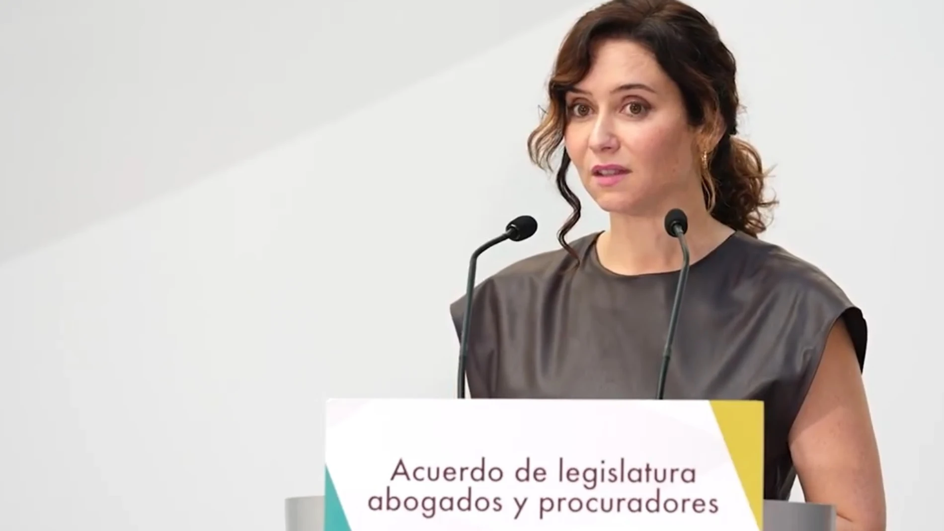 La presidenta de la Comunidad, Isabel Díaz Ayuso, ha firmado un acuerdo con los colegios oficiales de la Abogacía de Madrid, de Abogados de Alcalá de Henares y de Procuradores de Madrid para reforzar la asistencia jurídica gratuita y el turno de oficio REMITIDA / HANDOUT por COMUNIDAD DE MADRID Fotografía remitida a medios de comunicación exclusivamente para ilustrar la noticia a la que hace referencia la imagen, y citando la procedencia de la imagen en la firma 11/11/2024