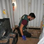 Un agente de la Guardia Civil en la operación