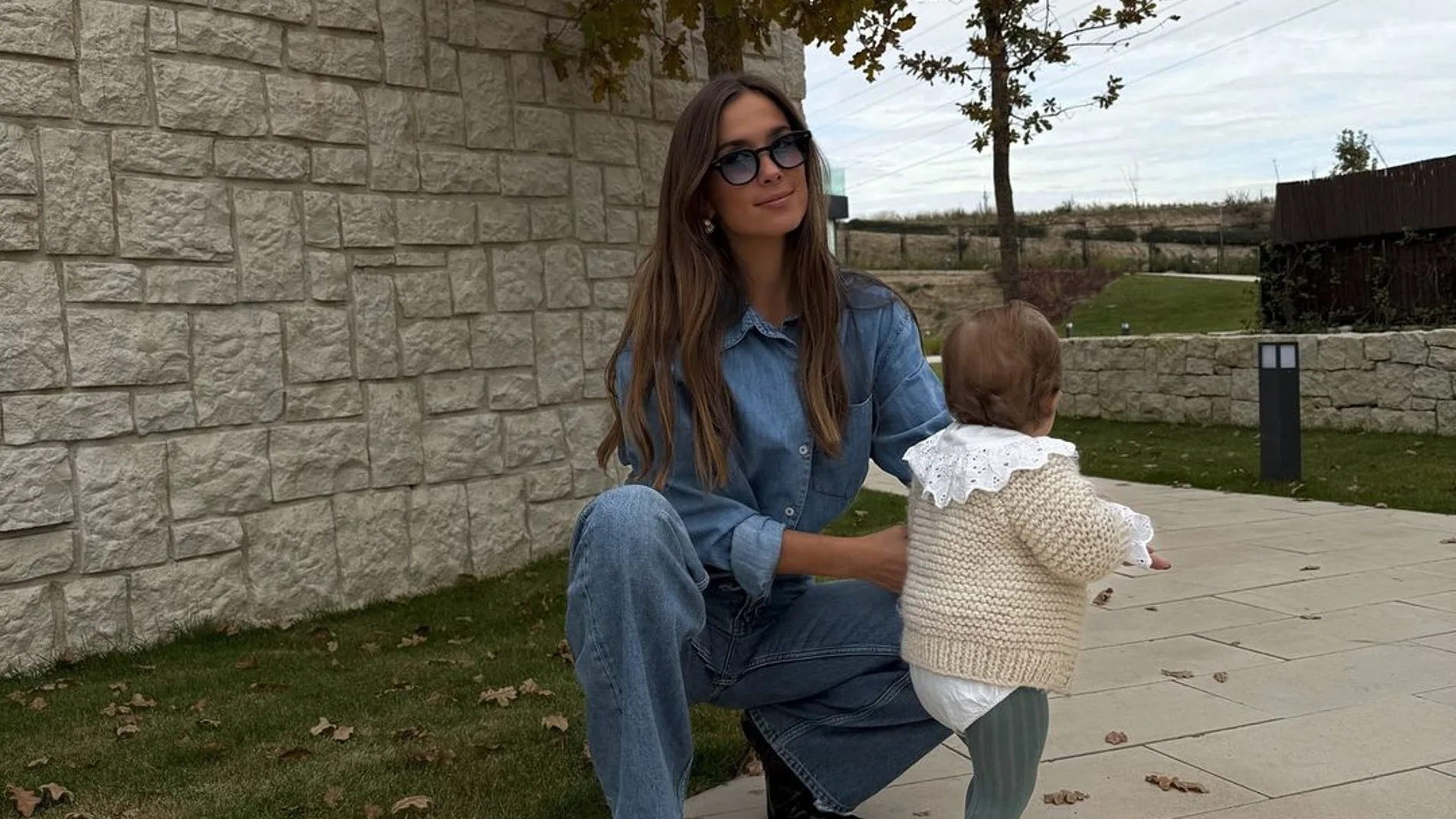 María Pombo con look denim.