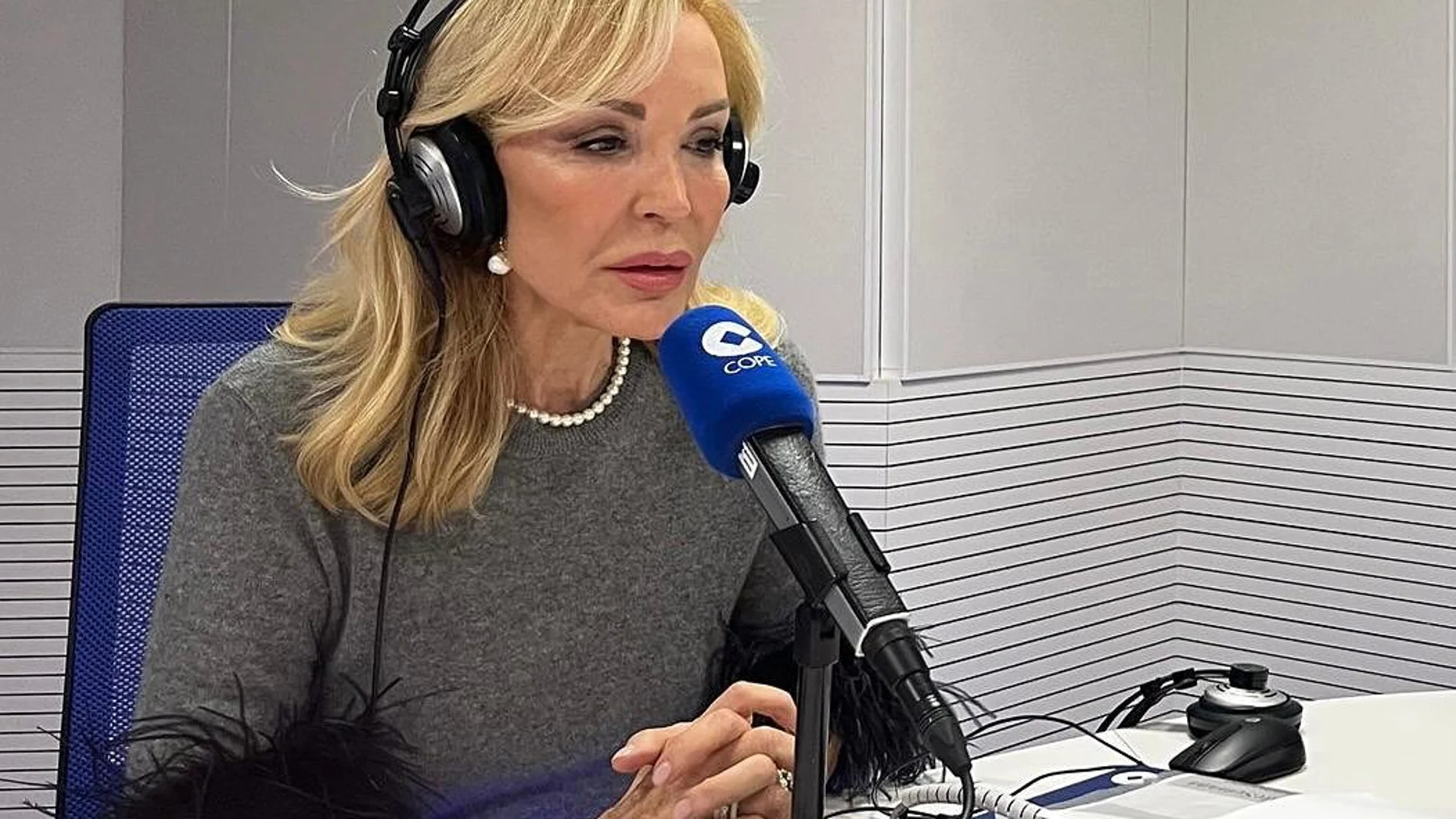 Carmen Lomana con jersey de plumas.